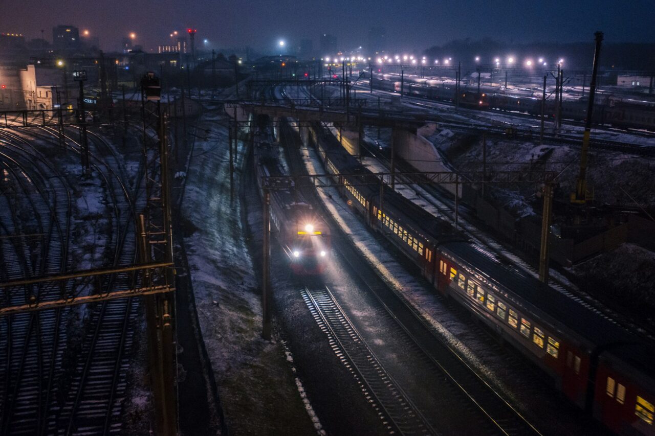 Güterbahnhof zur blauen Stunde mit einfahrendem Zug