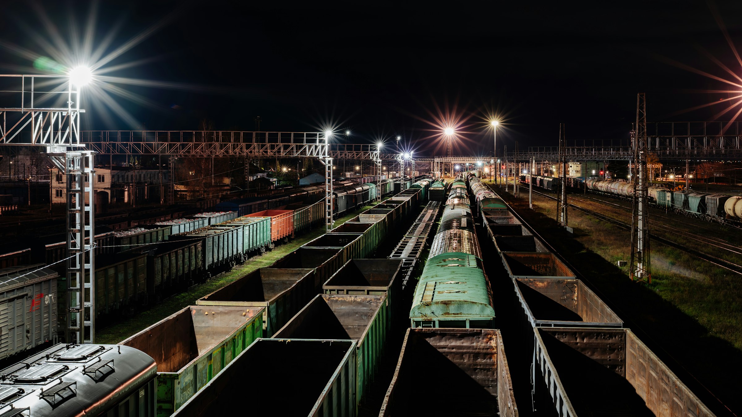 Rangierbahnhof mit Güterwagen bei Nacht